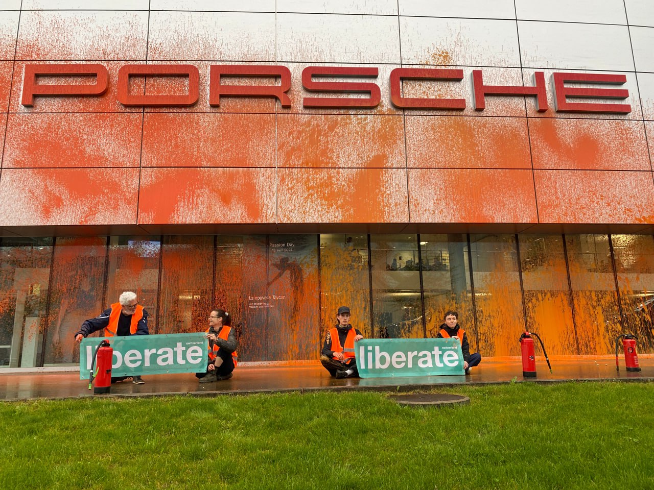 Quatre sympathisant-e-s de Liberate Switzerland manifestent pour demander de libérer la Suisse des voitures à carburants fossiles